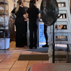 Si Señor Restaurant - Front counter staff all crowded around the register. Sherrie was helping everyone on the one side of the restaurant-seating.