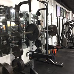 Hank's Gym - Plenty of power racks