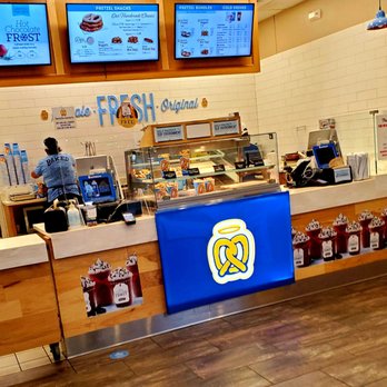 Auntie Anne's - Nice Pretzels on Parade - Pretzels Near Me - Altoona, Iowa