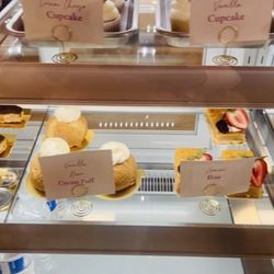 Wonderland Sweets - Dessert case of sweets and drinks