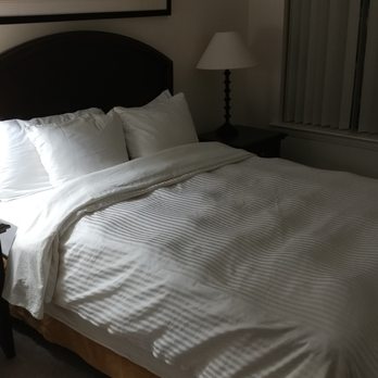 Oakwood Corporate Housing - Queen bed at Oakwood - Apartments Near Me - Boston, Massachusetts