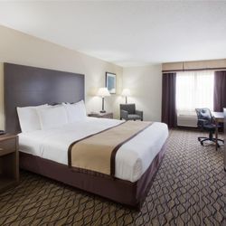 Baymont by Wyndham Auburn - Guest room