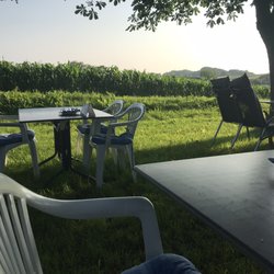 La Fattoria - Ein schöner Tisch fast im Maisfeld
