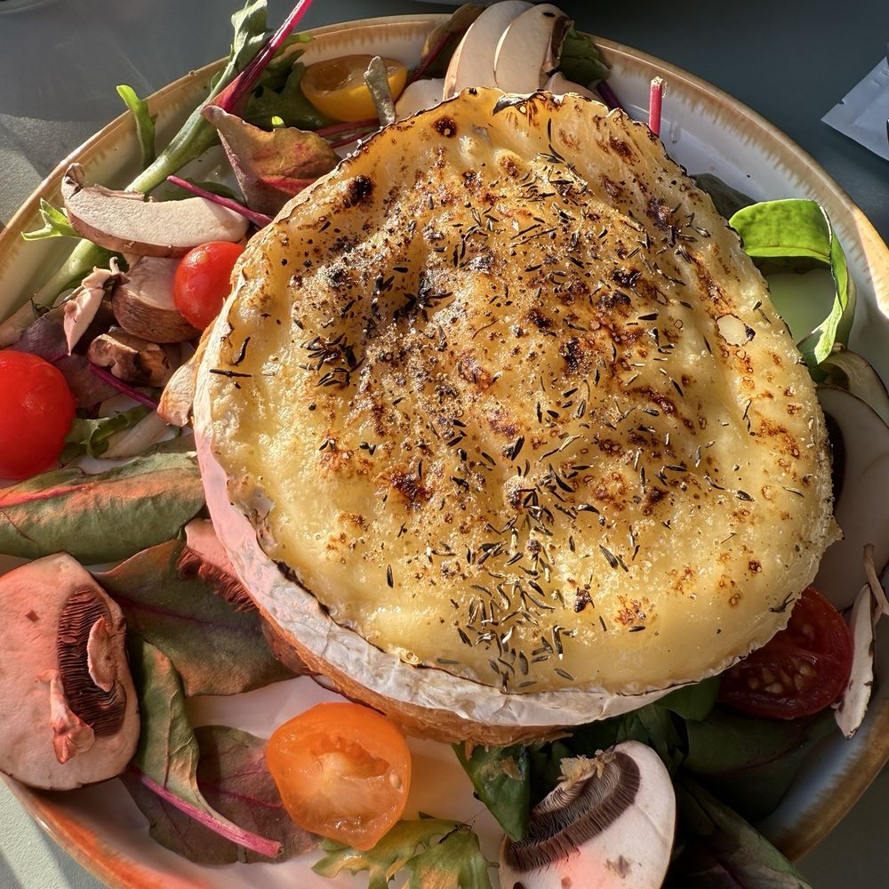 La Voile Bleue - Baked Brie on a tart - French Near Me - Le Havre, 76
