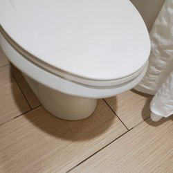 Comfort Inn Grapevine Near Dfw Airport - Leaking seal between toilet and floor.