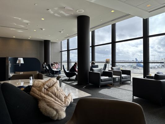 United Polaris Lounge by null