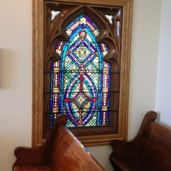 Hermann Hill Inn - Beautiful stained glass in chapel