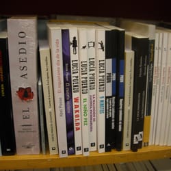 Cúspide Libros - Village Cines
