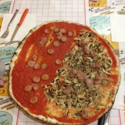 Peppe Ai Gerani - Pizza gigante metà funghi e salsiccia e metà rossa con würstel
