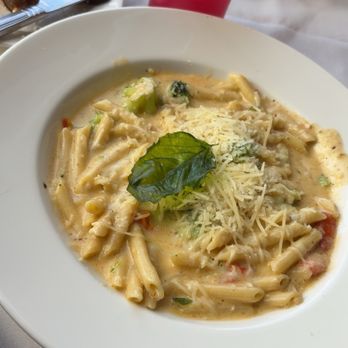 Mural Room - Penne alla Pesto (vegetarian) Jackson hole lemonade  This dish was supposed to be cream pesto sauce (it tasted only of heavy cream) $25 - American Near Me - Moran, Wyoming