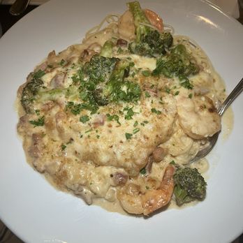 The Black Stallion Restaurant - Chicken and Shrimp Special with Broccoli and Spaghetti - New American Near Me - Vernon, New York