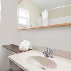 Knights Inn Merritt - Guest room bath