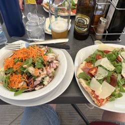 Bar la Biscondola - Salad & pizza, very good!