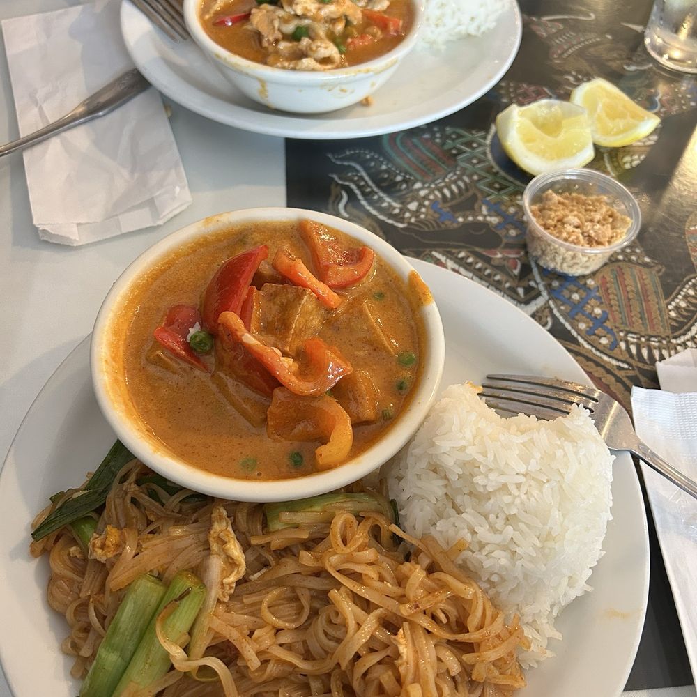 Pad Thai & Panang curry combo ($16) Pad Thai & Panang curry combo ($16)