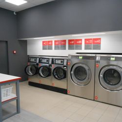 Samoobslužná prádelna Speed Queen Laundry - interiér - pračky