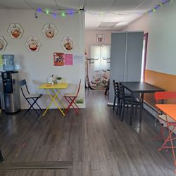 Ample seating space, self-serve water