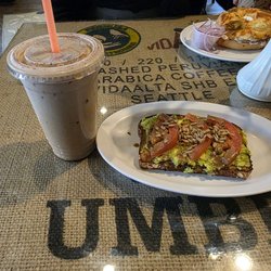 Cups Espresso & Cafe - Vanilla chai and avocado toast with tomato and pesto
