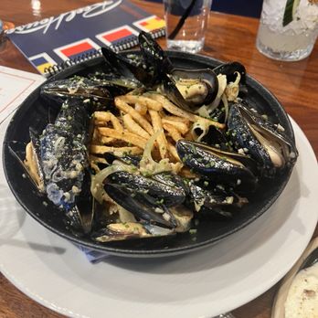 ReelHouse Marina Bay - Moule frites - New American Near Me - Quincy, Massachusetts