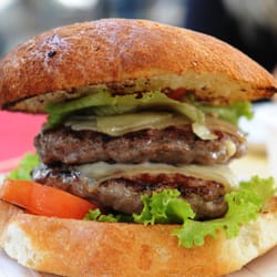 Fassoneria - Doppio Hamburgerone di Fassone (160 gr l'uno), quadrupla farcitura di formaggio.
