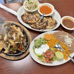 Don Goyo Mexican and Salvadorian restaurant - Mix Fajitas Pupusas