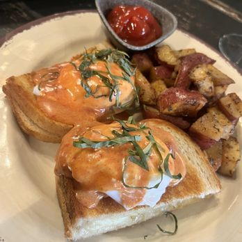 Incline on 9th - Grilled Cheese & Tomato Benedict - Grilled cheese on Sourdough, 2 Poached Eggs, Tomato "Soup" Hollandaise - Cocktail Bars Near Me - Kansas City, Missouri
