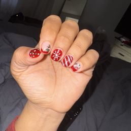 The prettiest Christmas nails I got SO many compliments The prettiest Christmas nails I got SO many compliments