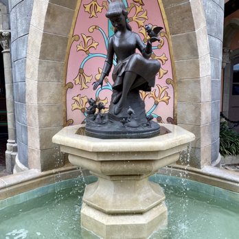 Fantasyland - Cinderella fountain - Amusement Parks Near Me - Bay Lake, Florida