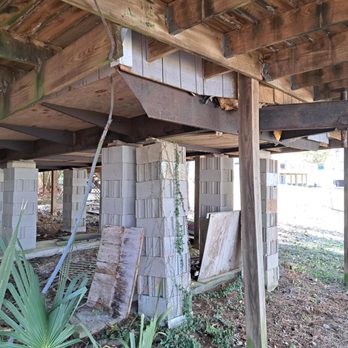 Specialty Home Inspections - Unsafe building practices. This is a trailer/modular home lifted of the ground. - Home Inspectors Near Me - Pace, Florida