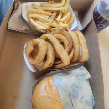 Gotts Roadside - Bacon Cheeseburger, Onion Rings and French Fries - Burgers Near Me - Napa, California Gotts Roadside - Bacon Cheeseburger, Onion Rings and French Fries - Burgers Near Me - Napa, California