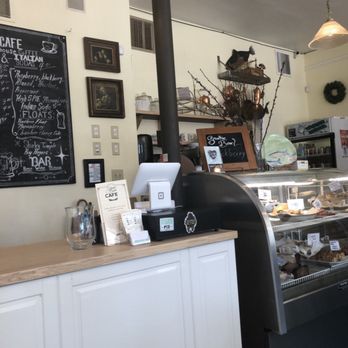 Salmon Creek Cafe - interior looking towards front counter - Breakfast & Brunch Near Me - Burien, Washington