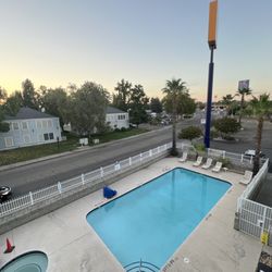 Comfort Suites Red Bluff Near I-5 - Pool and Hot Tub