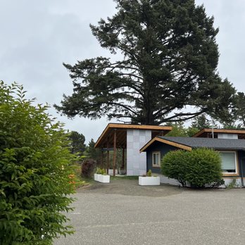 Gravity Haus Westport - Fire pit in that little building - Hotels Near Me - Westport, Washington