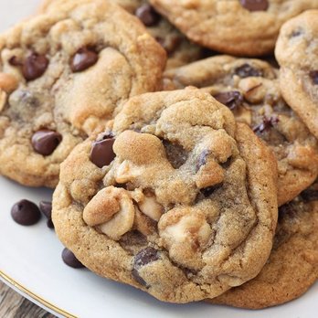 Round Table Pizza - hot, fresh and delicious cookies right out of the oven - Pizza Near Me - San Rafael, California