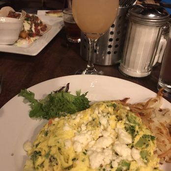 Hell's Kitchen - Veggie omelette with hash browns and peach mimosa - New American Near Me - Minneapolis, Minnesota Hell's Kitchen - Veggie omelette with hash browns and peach mimosa - New American Near Me - Minneapolis, Minnesota