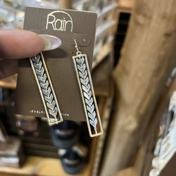 Skagway Outlet Store - Artistic hanging earrings