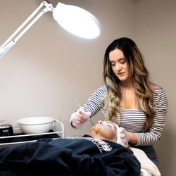 Brachelle's Beauty Lounge - Facials