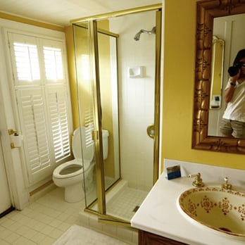 Sea View Inn - The shared bathroom for Room 1 & 2. - Hotels Near Me - Carmel, California