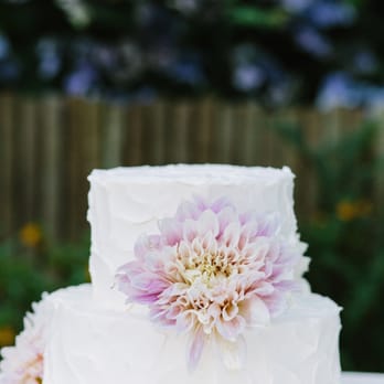 Maria Philbin Floral Design - Coordinated flowers with the baker. - Florists Near Me Maria Philbin Floral Design - Coordinated flowers with the baker. - Florists Near Me