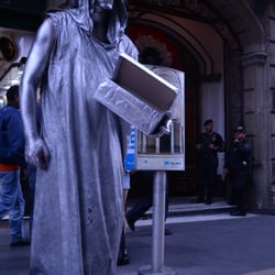 Calle Madero - Estatua viviente. Este tipo de artistas abundan en la Calle de Madero.