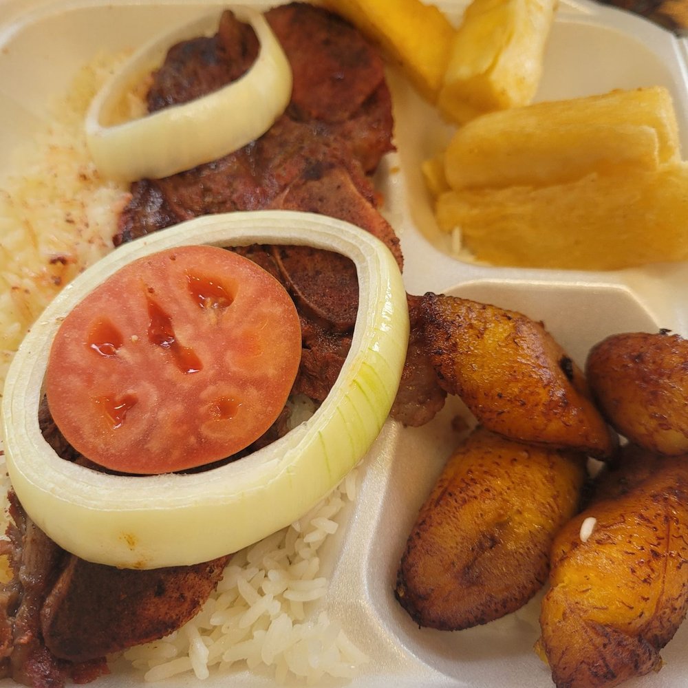 Beef ribs on rice with yucca and plantains Beef ribs on rice with yucca and plantains