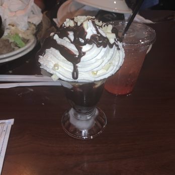 Calhoun's - Birthday sundae - American Near Me - Pigeon Forge, Tennessee Calhoun's - Birthday sundae - American Near Me - Pigeon Forge, Tennessee