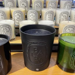 Baies, Benjoin, Feu de Bois, Ambre, Vanille, Oud and Gardenia. Baies, Benjoin, Feu de Bois, Ambre, Vanille, Oud and Gardenia.