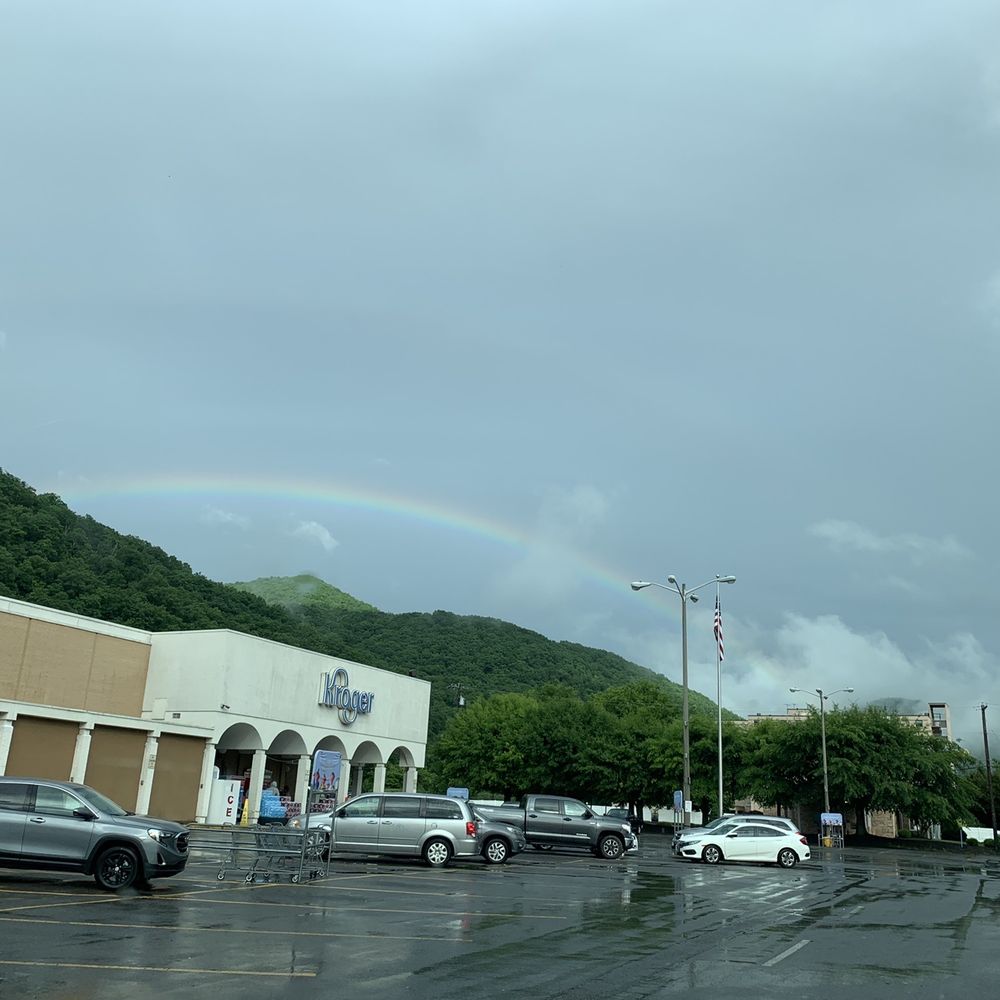 Kroger - A beautiful view of the Kroger in Hinton, WV. - Grocery Near Me - Hinton, West Virginia