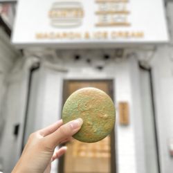 Dainties Macaron - Pistachio ice cream macaron