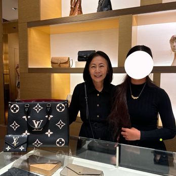 Louis Vuitton Honolulu Ala Moana Center - Sharon to the left! - Accessories Near Me - Honolulu, Hawaii