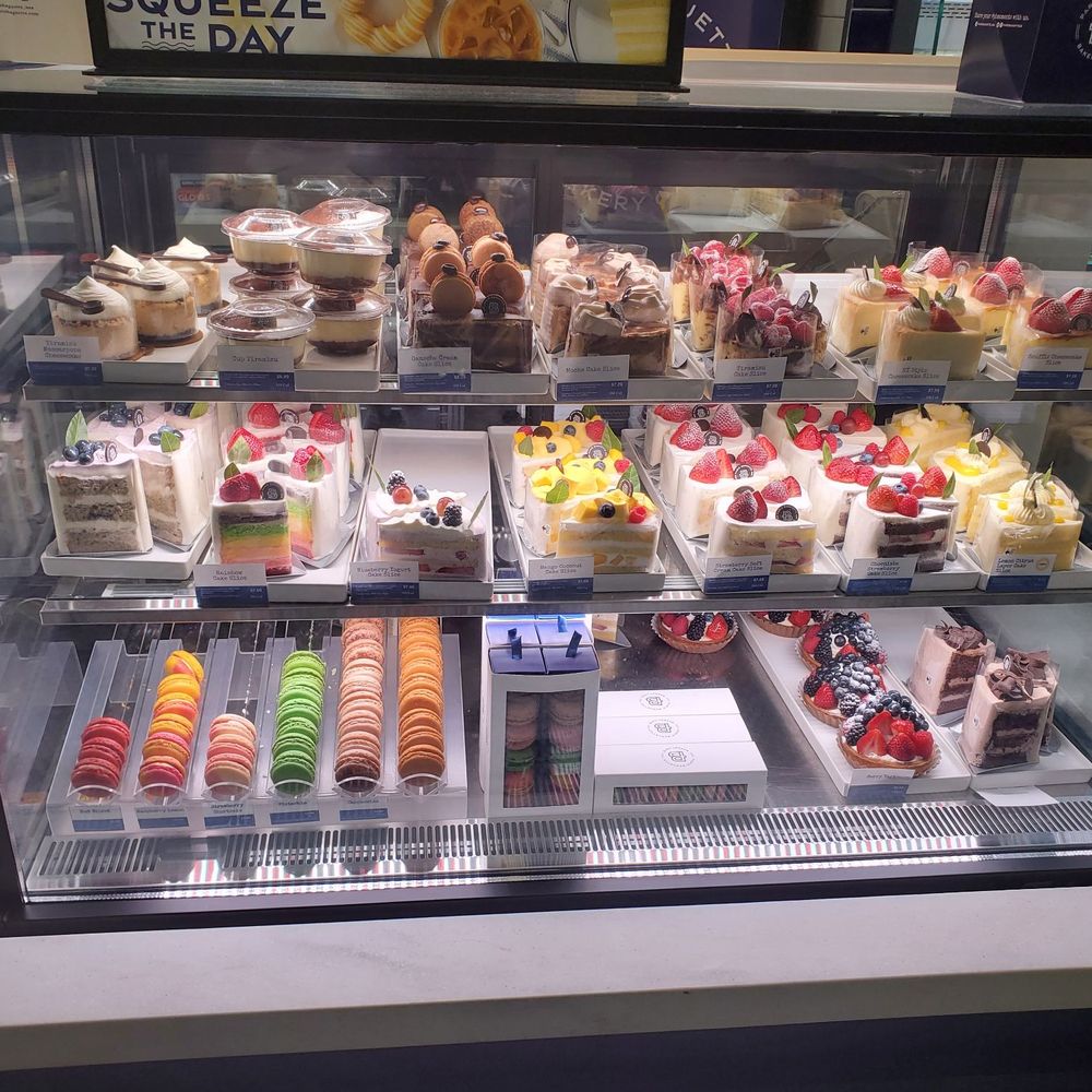 Paris Baguette - Macarons and cake slices - Bakeries Near Me - Brooklyn, New York