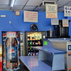 Sun Valley Lavanderia - There is a 7 eleven next door and a restauart too!