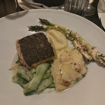 Maple & Ash - Salmón, asparagus, mashed potatoes - Steakhouses Near Me - Scottsdale, Arizona Maple & Ash - Salmón, asparagus, mashed potatoes - Steakhouses Near Me - Scottsdale, Arizona