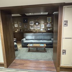 Vancouver Lawn Tennis and Badminton Club - Men's lounge room