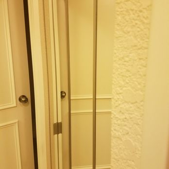 Miami Marriott Dadeland - Mirrored closet doors across from the sink - Hotels Near Me - Miami, Florida Miami Marriott Dadeland - Mirrored closet doors across from the sink - Hotels Near Me - Miami, Florida
